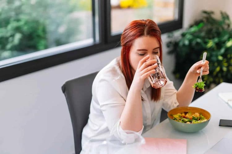 آب بعد از غذا؛ دوست یا دشمن دستگاه گوارش؟