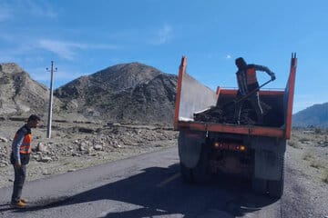 اجرای عملیات لکهگیری و بهسازی مسیر در محور میناب ـ بشاگرد