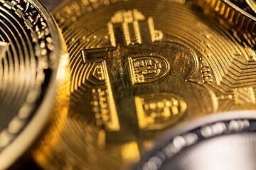 بلومبرگ: سقوط دوباره بیت کوین؛ بزرگترین رمز ارز جهان تا ۲.۸ درصد کاهش یافت و به زیر ۶۷ دلار رسید