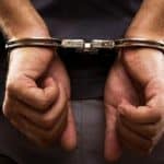 دستبند پلیس هرمزگان بر دستان کلاهبردار و جاعل ۲۰۰ میلیاردی