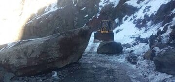 ریزش سنگ در سه محور روستایی طالقان