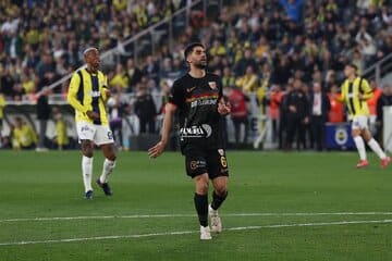 عکس | رونمایی از مقصد جدید علی کریمی؛ بازگشت ستاره سابق استقلال به ایران