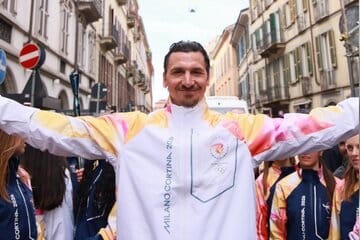 عکس | مشعل المپیک زمستانی در دست زلاتان