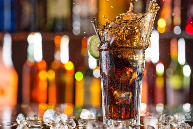 قهوه یا نوشابه؛ کدامیک انرژی پایدارتری به شما میدهد؟