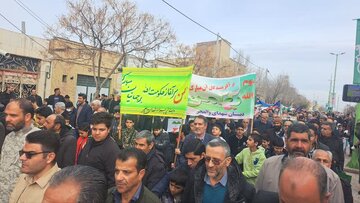 هارمونی زیبای حضور نسلها در ۲۲ بهمن تماشایی اردستان