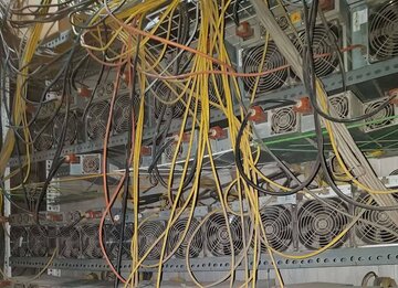 هیولای دیجیتالی بلای جان صنعت برق فارس؛کشف و ضبط ۴۷۸ دستگاه رمزدارایی غیرمجاز