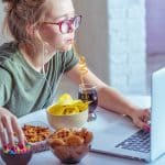 چرا در زمستان هوس شیرینی و تنقلات میکنیم؟ راهکارهای سالم کاهش هوس