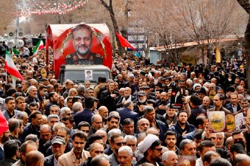 ببینید | تشییع پیکر پاک شهیدان سردار غلامرضا سلیمانی و سردار بهمن بهرامی در فارسان