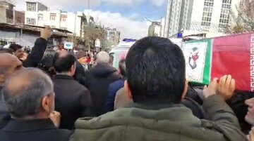 تجدید میثاق مردم چهارمحال و بختیاری با آرمانهای شهدا در تشییع پیکر شهید مهدی عباسی+ فیلم