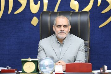 تلاش پرسنل شهرداری آبادان برای رفع آبگرفتگی معابر شهری در بارندگی