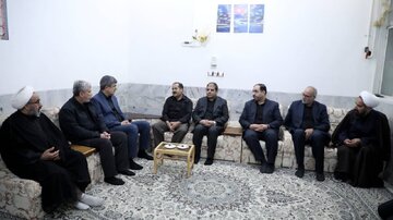 حضور بابایی استاندار یزد در منزل خانواده شهید محسن زارع