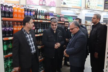 دیدار استاندار سمنان از میادین تره بار و فروشگاه های زنجیره ای شهر