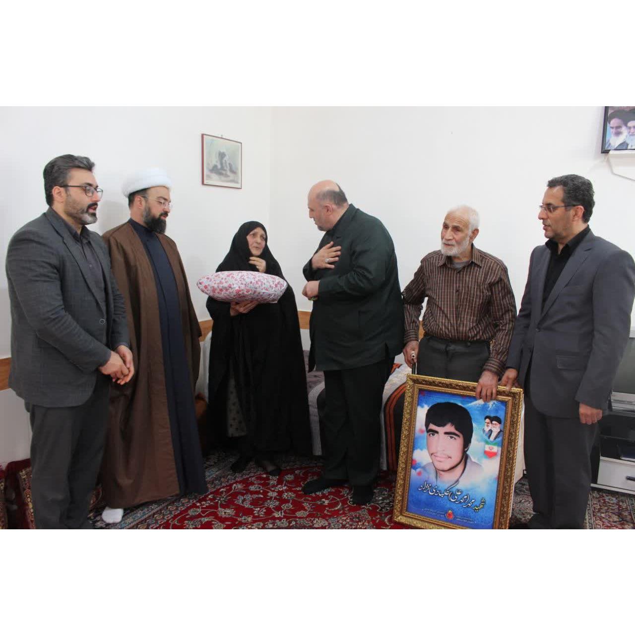 دیدار معاون استاندار مازندران با خانواده شهید ۱۷ ساله دفاع مقدس