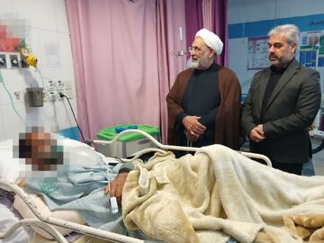 عیادت رئیسکل دادگستری استان سمنان از مجروحان حادثه تروریستی حمله دشمنان به مناطقی ازشهرهای سمنان و مهدیشهر
