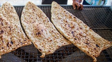 همه نانوایان ارومیه، دو شیفت شدهاند / بابت آرد و نان در استان آذربایجانغربی مشکلی نداریم