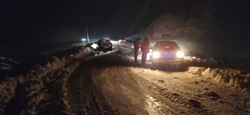 امداد رسانی هلال احمر به افراد گرفتار دربرف وکولاک گردنه چری شهرستان کوهرنگ