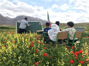 برگزاری کلاس درس در دل طبیعت توسط معلم خلاق روستای برم بیارجمند
