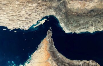 بلومبرگ: حق بیمه عبور کشتی از تنگه هرمز ۲۵ برابر شد
