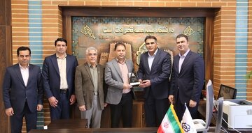 تقدیر بانک تجارت لرستان از رئیس دانشگاه لرستان با اهدای لوح تندیس