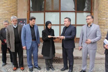 سند تکبرگ کاخ چهلستون به سرپرست میراثفرهنگی قزوین اهدا شد