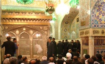 غبارروبی حرم رضوی با حضور خانوادههای شهدای میناب