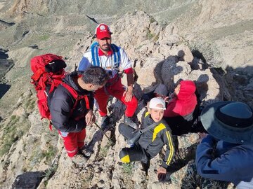 نجات ۴ نفر گرفتار درکوه پنج پشته میامی