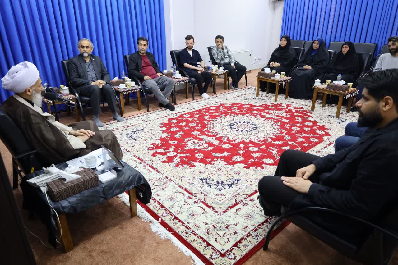 هنرمندان انقلابی ارزشها را هنری میکنند