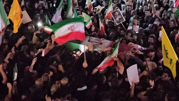 وداع شورانگیز مردم آبادان با پیکر پاک و مطهر «شهید دریابان علیرضا تنگسیری»