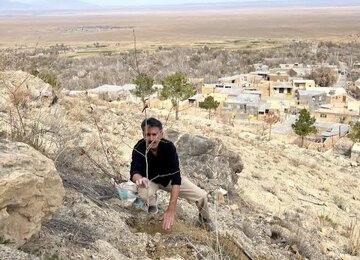 کاشت ۵۰ اصله نهال توت در ارتفاعات «سرچیل»، گامی راهبردی برای تقویت گردشگری پایدار در روستای قلعهبالای شاهرود
