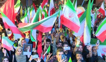 ببینید؛ سیل جمعیت سارویها در میدان با مشت های گره کرده