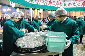 خدمترسانی شبانهروزی چایخانههای حرم مطهر رضوی در روز زیارتی امامرضا(ع)