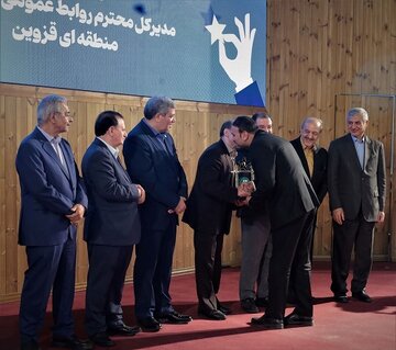 مدیر روابط عمومی آب منطقهای قزوین در جمع ستارگان روابط عمومی ایران