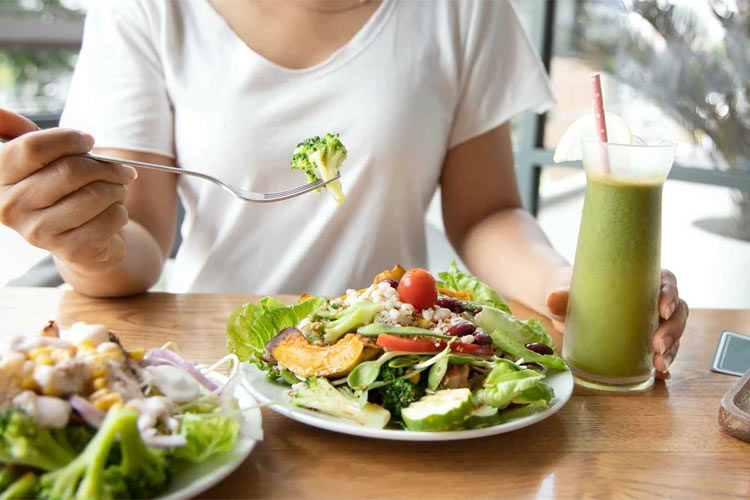 چرا رژیمهای کمچرب و پرکربوهیدرات برای سالمندان معجزه میکنند؟