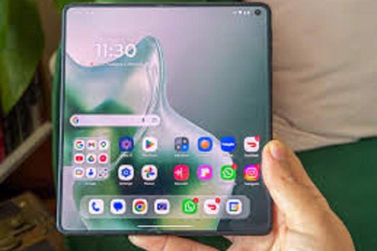 Razr Fold؛ ترکیبی از طراحی زیبا و باتری جانسخت در برابر رقبا