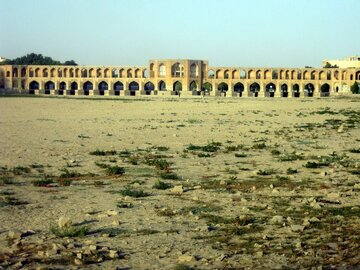 آب ذخیره پشت سد زایندهرود زیاد و قابل توجه است/ آب در تمام طول رودخانه جاری شود