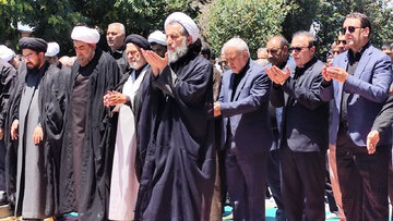 اقامه نماز ظهر عاشورا با حضور پرشور عزاداران حسینی در قزوین