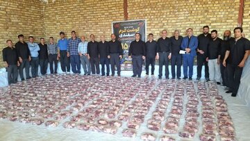 اهدای گوشت گرم گوسفندی به ۱۵۰۰ خانوار در تاسوعای حسینی به همت بنیاد خیریه لرستانی