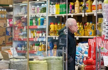 عضو تیم کارگری شورای عالی کار: مزد را ریالی افزایش میدهند اما کالاها را بر مبنای قیمت جهانی قیمتگذاری میکنند