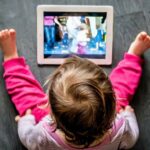 هشدار جدی پژوهشگران: صفحهنمایشها میتوانند رشد نوزادان زیر دو سال را تهدید کنند
