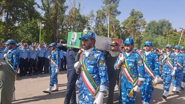 آیین استقبال از پیکر خلبان شهیدِ پایگاه العدید در شیراز برگزار شد