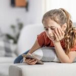الگوریتمهای شبکههای اجتماعی چگونه مصرف الکل را برای نوجوانان عادی جلوه میدهند؟