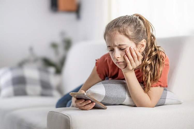 الگوریتمهای شبکههای اجتماعی چگونه مصرف الکل را برای نوجوانان عادی جلوه میدهند؟