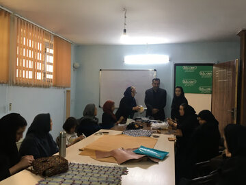 برگزاری کارگاه رایگان چرمدوزی برای کودکان کار و خانوادههای آنان در سمنان