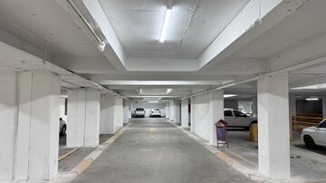تداوم عملیات بهسازی پارکینگ خیابان فتحعلی‌شاهی کرمان با هدف ارتقای ایمنی و نظم شهری