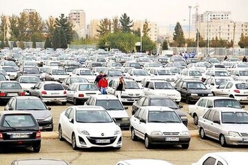 دور تغییر قیمت خودرو تند شد / قیمت این خودرو به یکباره ۵۳۰ میلیون تومان تکان خورد + جدول