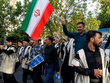 نوای ساز چپ عشایر بختیاری در بدرقه باشکوه امام شهید