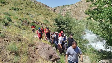 پیکر بانوی استاد دانشگاه مفقود شده در آبشار سوله‌دوکل بعد از ۸ روز جست‌وجو پیدا شد