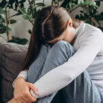 گریههای بیدلیل را جدی بگیرید؛ این عوامل پنهان ممکن است مقصر باشند