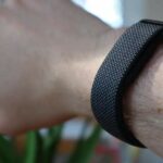 اپل با یک دستبند سلامتی بدون نمایشگر به جنگ Fitbit می‌رود