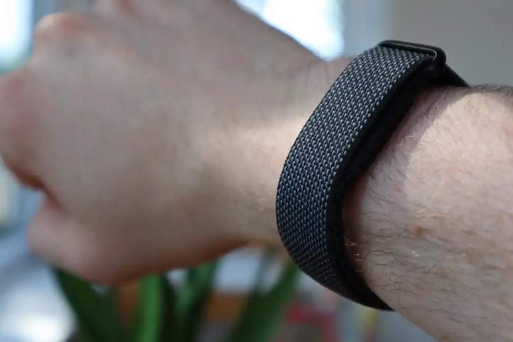 اپل با یک دستبند سلامتی بدون نمایشگر به جنگ Fitbit میرود